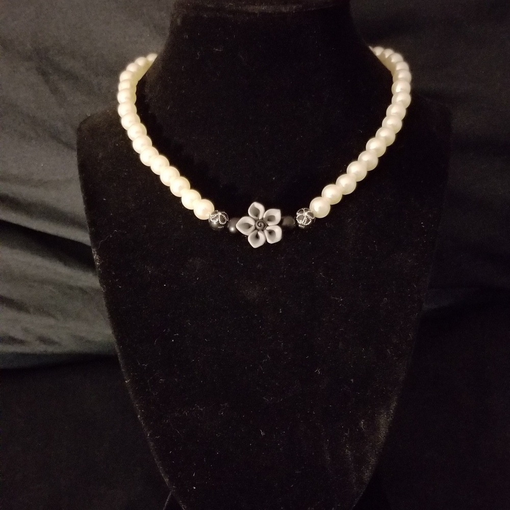 Gray Flower Pearl Choker
